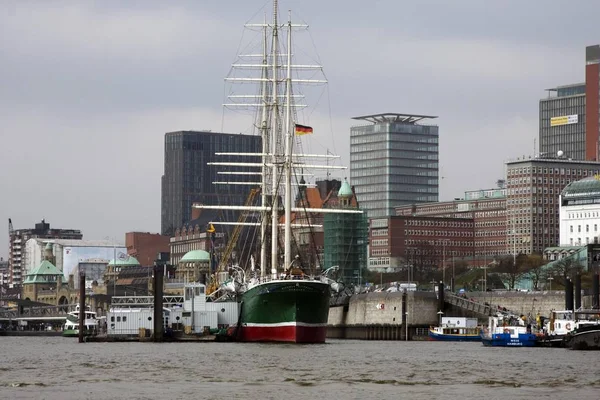 Landungsbruecken Porto Con Vecchio Veliero Fronte Edifici Uffici Amburgo Germania — Foto Stock