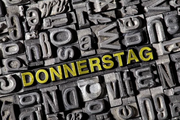 鉄の手紙と木曜日のドイツ語の単語の完全なフレーム画像 — ストック写真