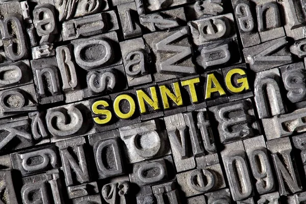 Pełna Klatka Obrazu Żelaza Liter Niemieckie Słowo Niedzielę — Zdjęcie stockowe