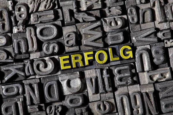 Vollbild Aus Eisernen Buchstaben Und Deutschem Wort Für Erfolg — Stockfoto