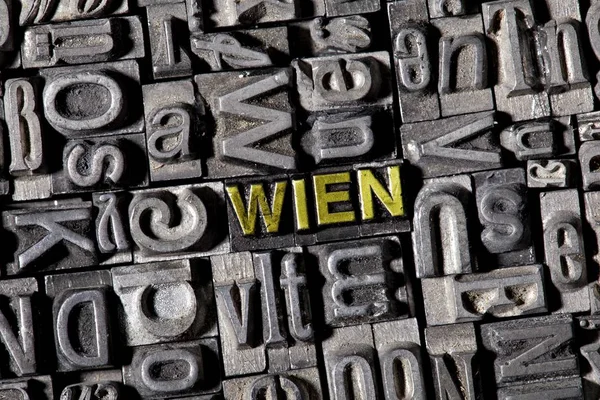 Pełna Klatka Obrazu Żelaza Liter Niemieckim Słowo Vienna — Zdjęcie stockowe