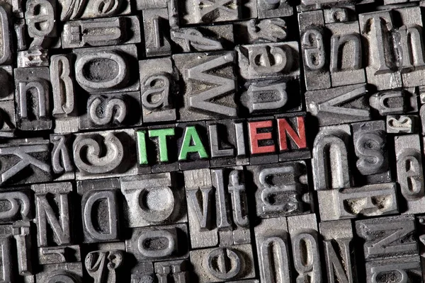 鉄の手紙とイタリアのドイツ語の単語の完全なフレームのイメージ — ストック写真