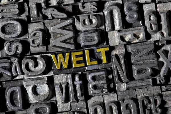 Żelazo Ołowiu Litery Tworzące Niemieckiego Słowa Świecie — Zdjęcie stockowe
