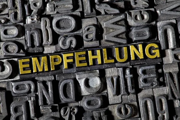 Hierro Plomo Letras Formando Palabra Alemana Para Recomendación — Foto de Stock