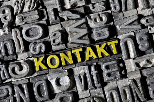 Vollbild Von Eisernen Buchstaben Und Deutschem Wort Für Kontakt — Stockfoto