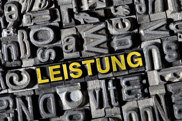 Повного Кадру Зображення Залізний Букв Німецьке Слово Зусиль — стокове фото