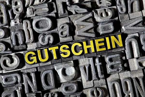 Vollbild Aus Eisernen Buchstaben Und Deutschem Wort Für Gutschein — Stockfoto