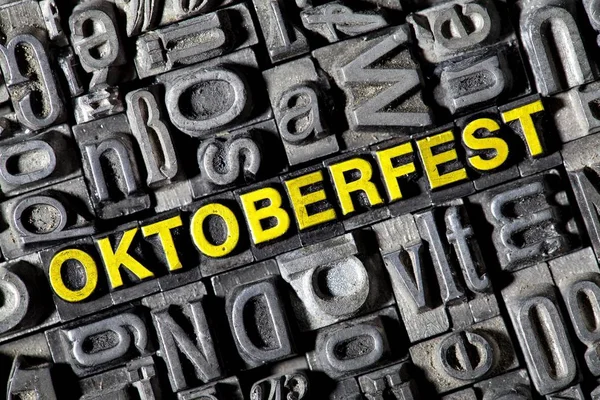 Starego Prowadzić Litery Tworzące Słowo Oktoberfest — Zdjęcie stockowe