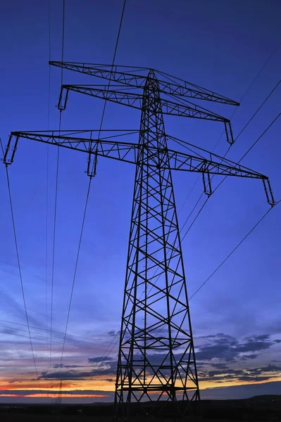 Eletricidade Pilão Contra Céu Azul Noite — Fotografia de Stock