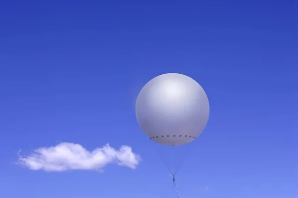 Balão Branco Contra Céu Azul Com Nuvem — Fotografia de Stock