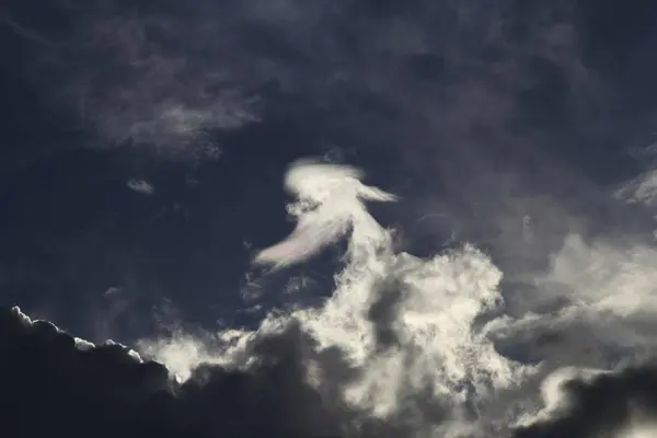 暗い空にふわふわの雲 — ストック写真