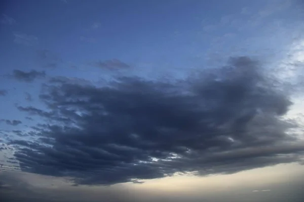 Mraky Modré Večerní Obloze — Stock fotografie