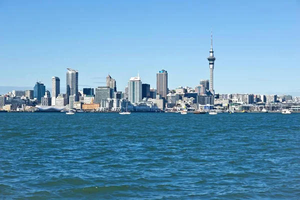 Okahu Bay Med Byggnader Och Ocean Blå Vatten Auckland Regionen — Stockfoto