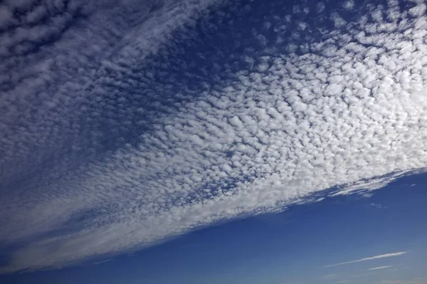 蓬松的云彩或 Cirrocumulus 的云彩 — 图库照片