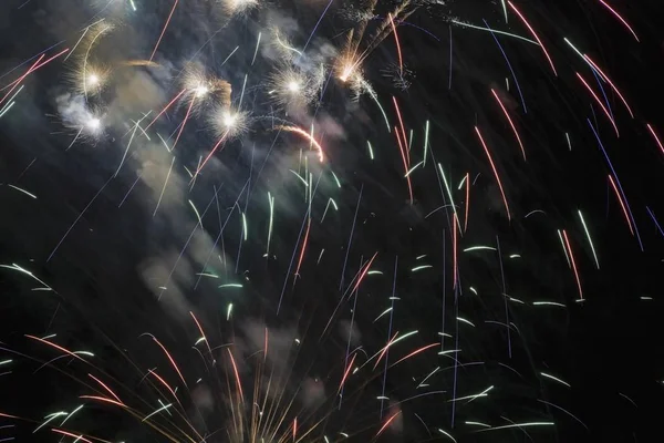 Céu Noturno Com Fogos Artifício Explosão — Fotografia de Stock