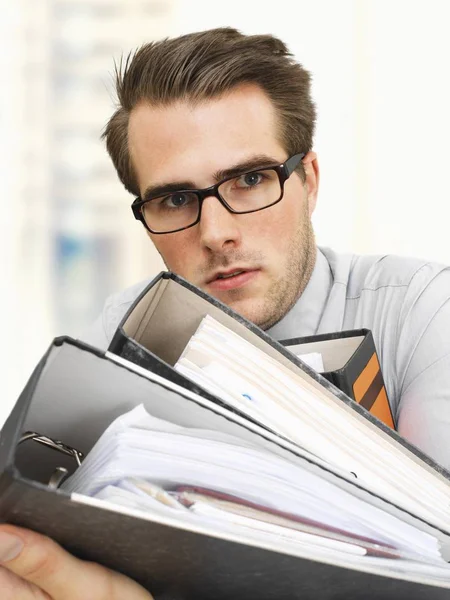 Joven Hombre Negocios Con Gafas Que Llevan Archivos Documentos —  Fotos de Stock