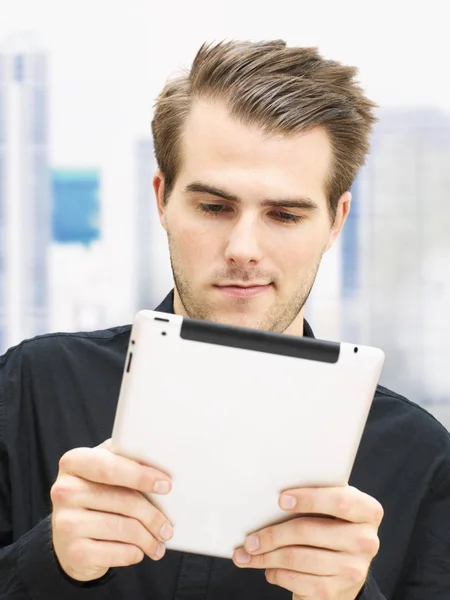 Joven Empresario Con Una Tableta Digital — Foto de Stock