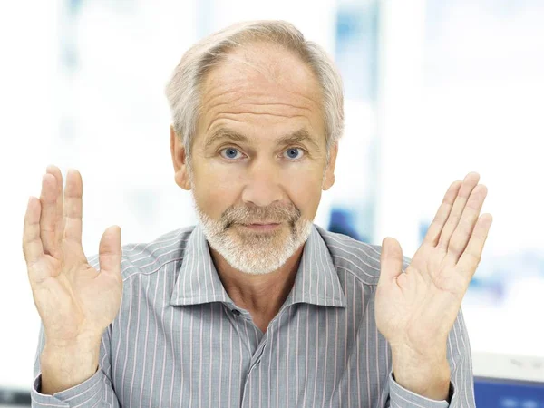 Hombre Mayor Mirando Cámara Mostrando Las Manos Expresión Impotencia — Foto de Stock