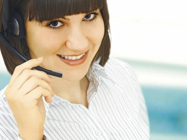 Kaukasische Brunette Vrouw Draagt Hoofdtelefoon Met Microfoon Ondersteuning Kantoor Werknemer — Stockfoto