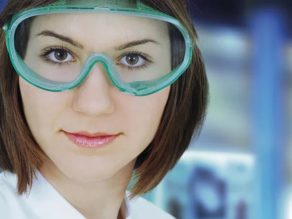 Ερευνητής Γυναίκα Που Φοράει Γυαλιά Στο Εργαστήριο Και Βλέπουν Φωτογραφικών — Φωτογραφία Αρχείου