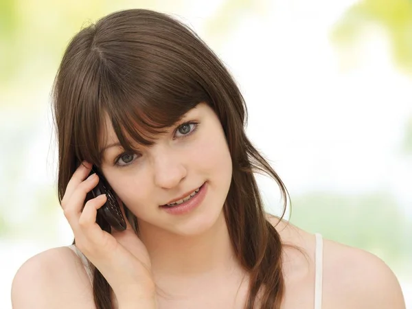 Flicka Tonåring Talar Mobiltelefon — Stockfoto