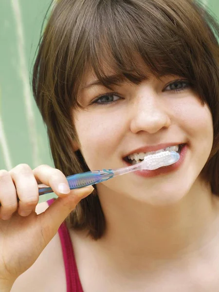Diş Fırçası Ile Diş Fırçalama Gülümseyen Kız Genç — Stok fotoğraf