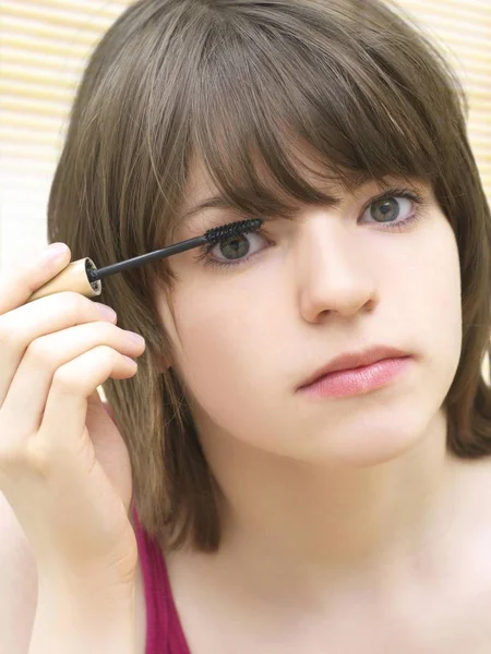 Chica Adolescente Aplicando Maquillaje Rímel Las Pestañas —  Fotos de Stock