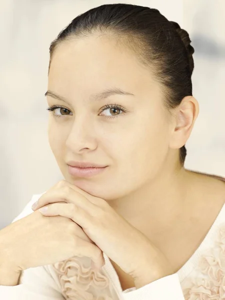 Porträtt Unga Kaukasiska Kvinna Med Händerna Hakan — Stockfoto