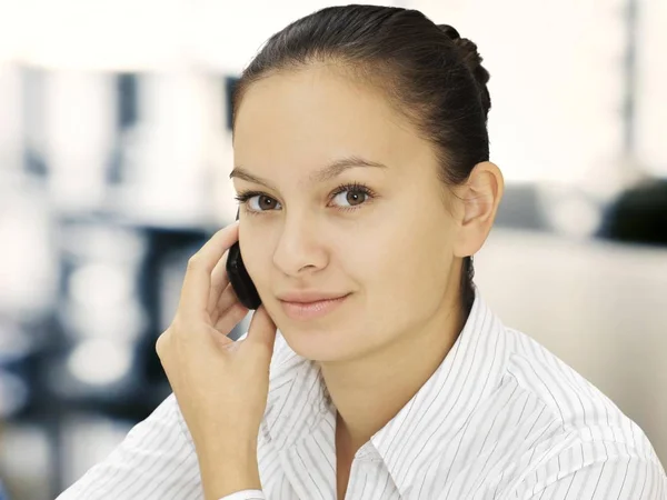 Brunett Affärskvinna Ringa Med Mobiltelefon Och Tittar Kameran — Stockfoto