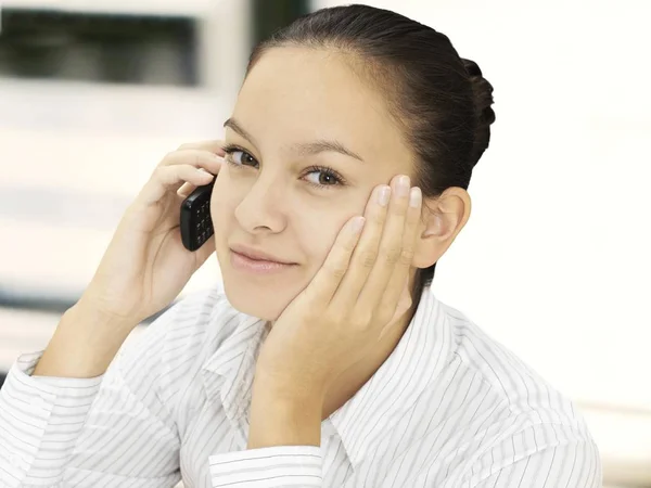 Brunett Affärskvinna Talar Mobiltelefon — Stockfoto