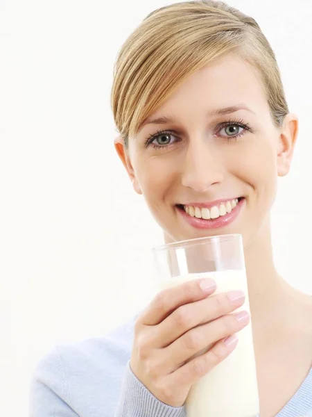 Молодая Женщина Держит Стакан Молока — стоковое фото