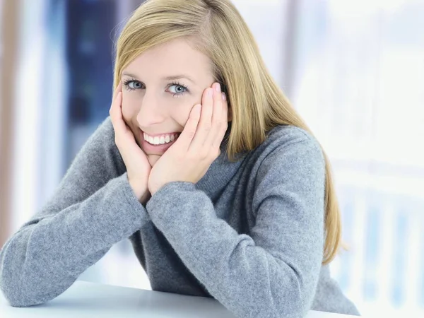 Mujer Joven Cogida Mano Las Mejillas Sonriendo —  Fotos de Stock