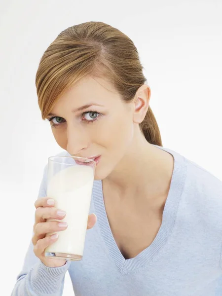 Молодая Женщина Пьет Молоко Стекла — стоковое фото