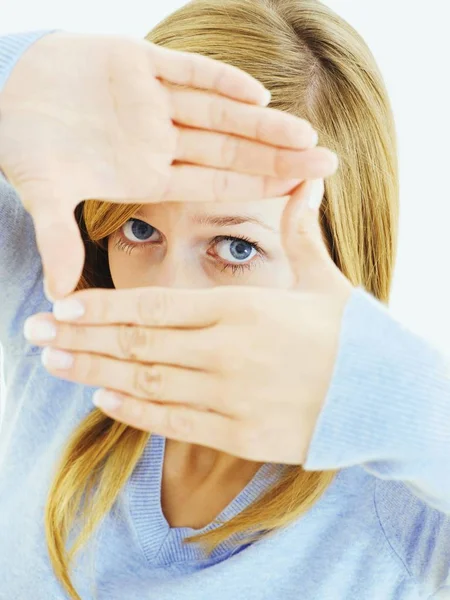 Mujer Joven Formando Marco Cerca Los Ojos Con Las Manos —  Fotos de Stock