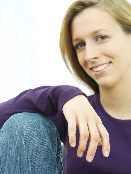 Mujer Joven Sonriendo Posando Estudio —  Fotos de Stock