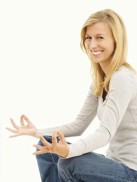 Mujer Sonriendo Mientras Medita Posición Piernas Cruzadas — Foto de Stock