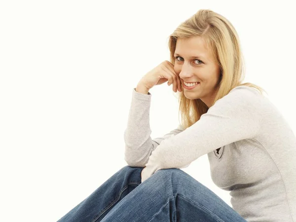 Mujer Sentada Sonriendo Estudio —  Fotos de Stock