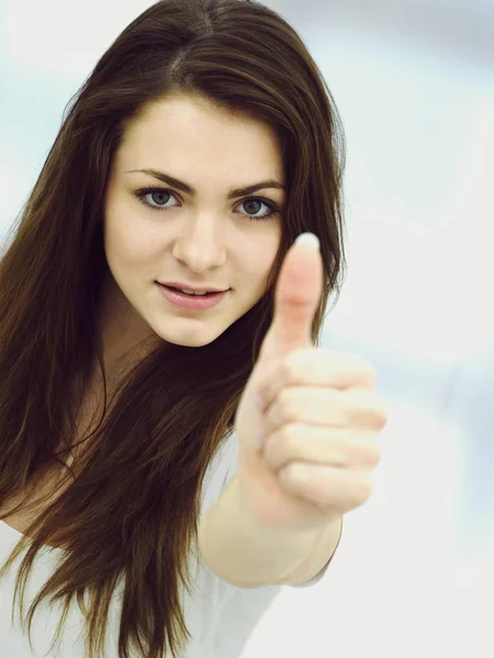 Mujer Joven Haciendo Pulgares Hacia Arriba Gesto Mirando Cámara — Foto de Stock