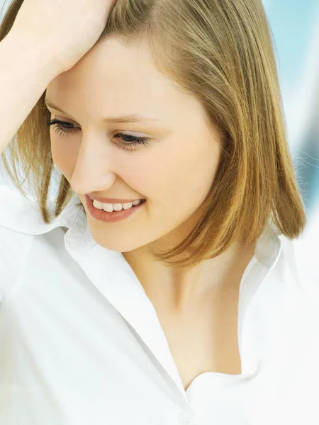 Joven Mujer Sonriente Ajustando Pelo Corto —  Fotos de Stock