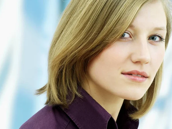 Mujer Bonita Con Pelo Corto Mirando Cámara —  Fotos de Stock