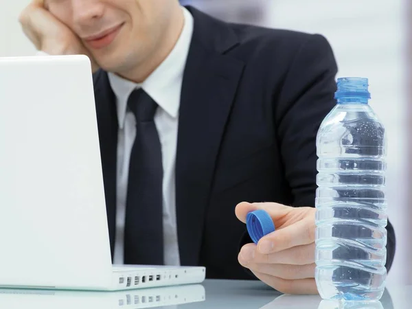 Biznesmen Biurze Przy Stole Laptopa Butelka Wody Trzymając Kapsli — Zdjęcie stockowe