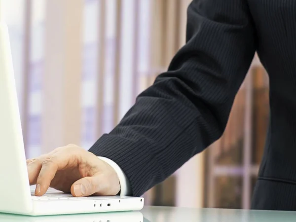 Imagen Recortada Empresario Mesa Oficina Con Ordenador Portátil — Foto de Stock