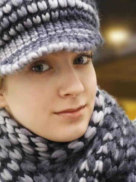 Девушка Тёплой Вязаной Шляпе Шарфе — стоковое фото