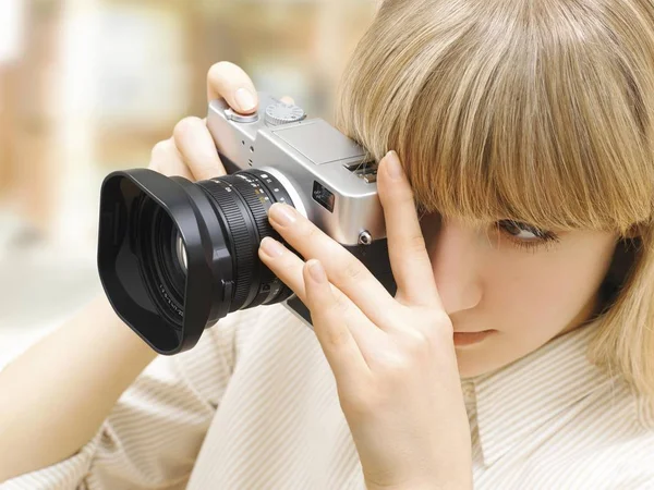 Blond Žena Pořizování Fotografií Obrázky Fotoaparátem — Stock fotografie