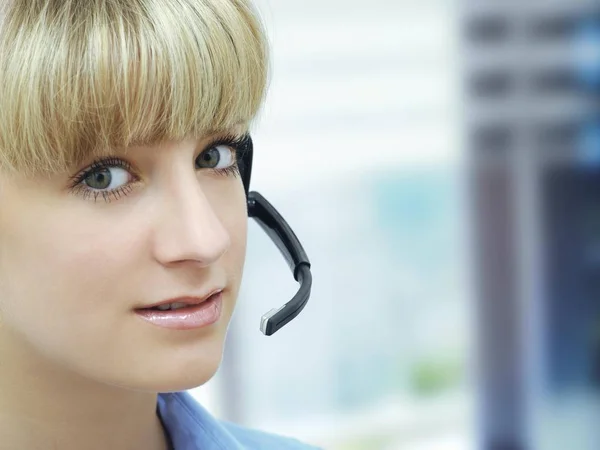 Blonde Zakenvrouw Dragen Hoofdtelefoon Met Microfoon Camera Kijken — Stockfoto