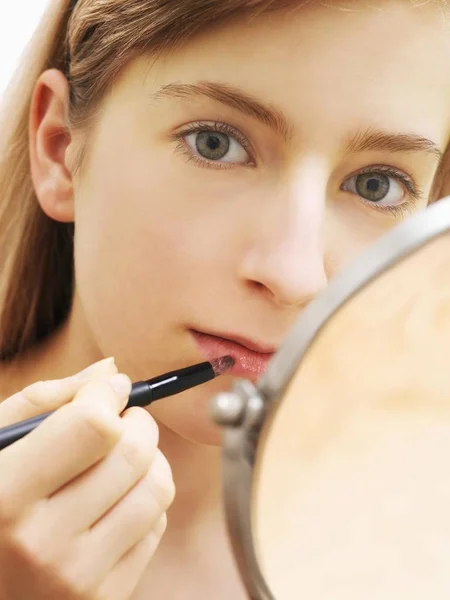 Mujer Joven Aplicando Brillo Labios Los Labios Mirando Cámara — Foto de Stock