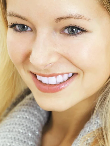 Mujer Joven Sonriendo Retrato Cerca —  Fotos de Stock