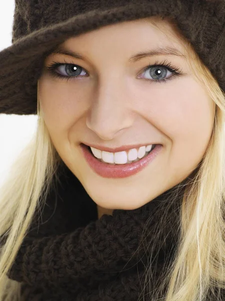 戴着棕色帽子的微笑的女人 — 图库照片