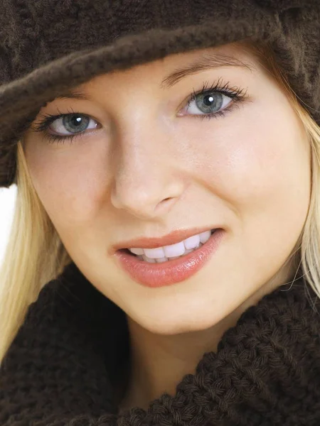 Молодая Женщина Коричневой Шляпе Портретное Лицо — стоковое фото