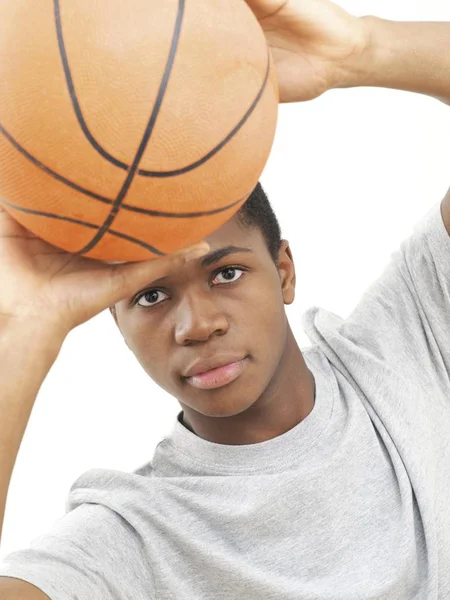 Afroamerikansk Yngling Med Basket Boll — Stockfoto